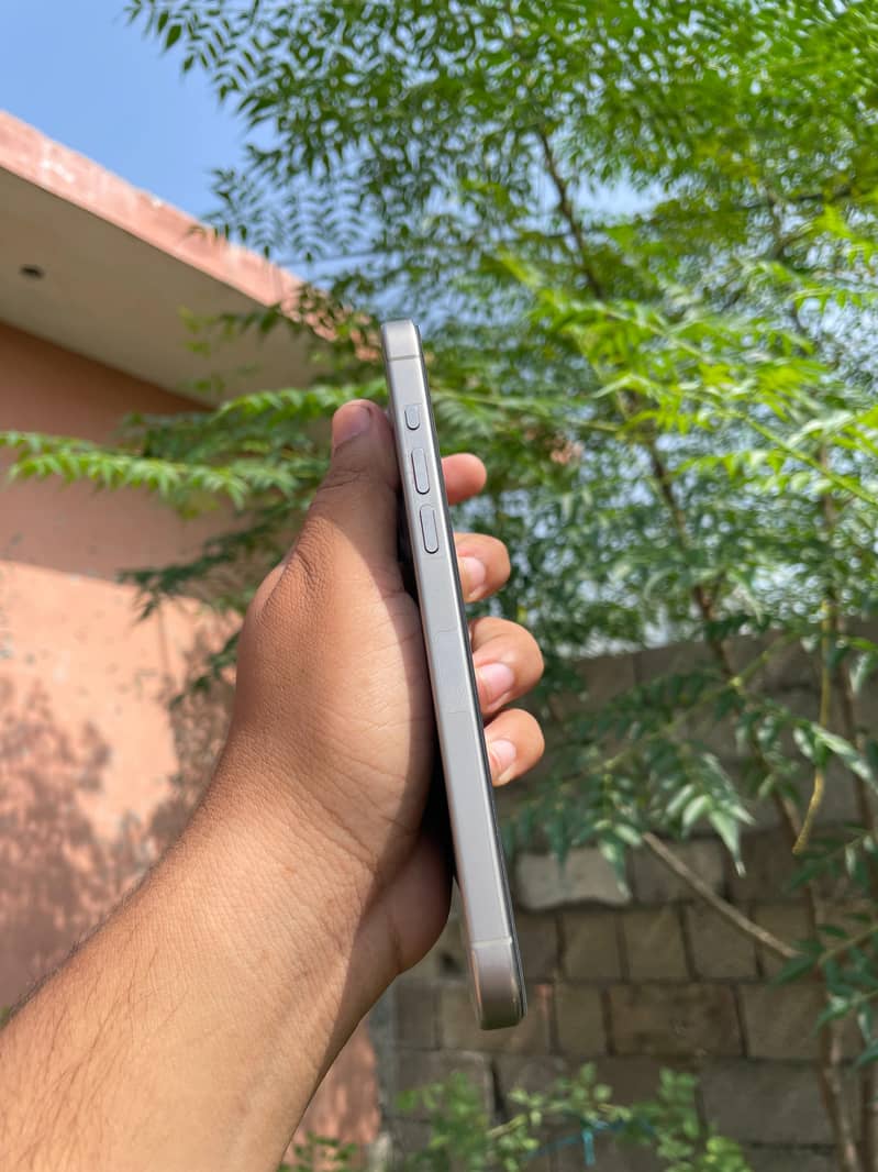 Apple iPhone 15 Pro Max 3