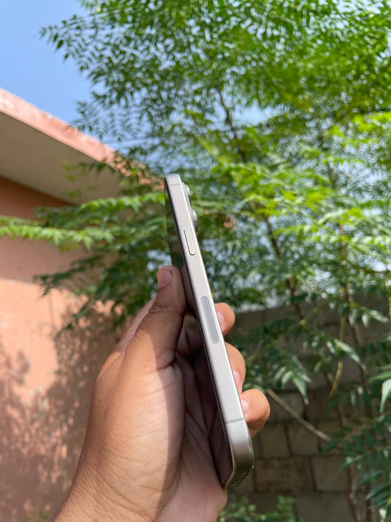 Apple iPhone 15 Pro Max 4