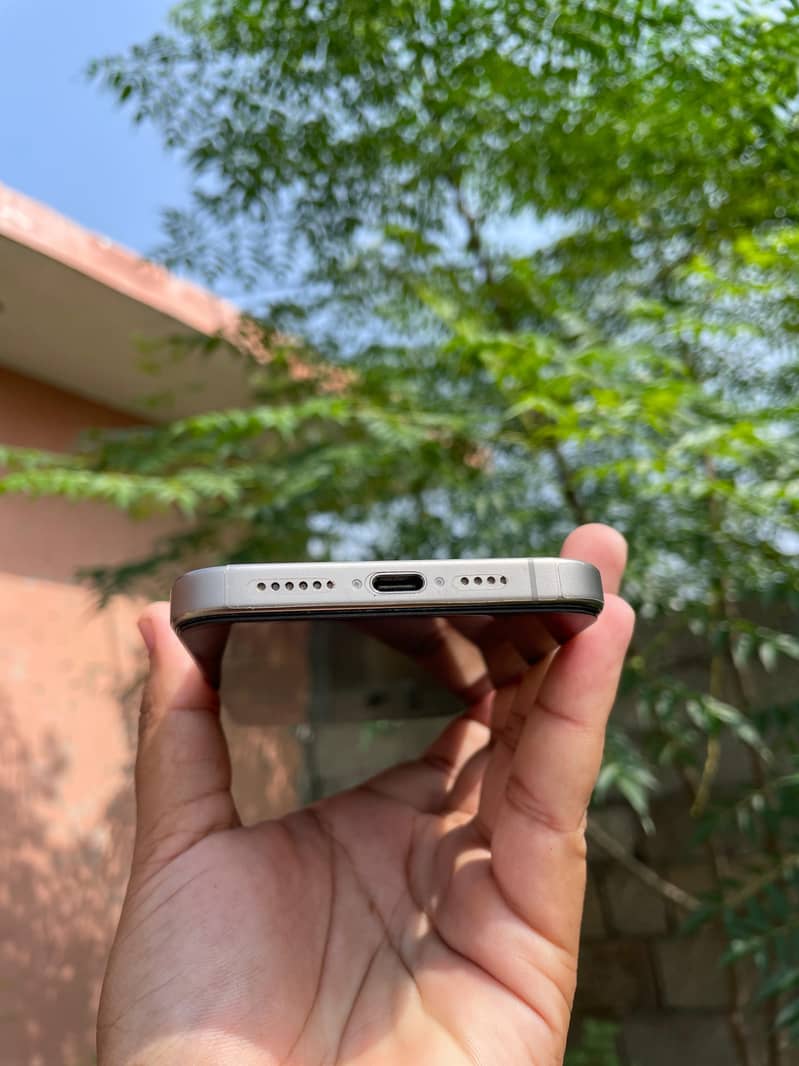 Apple iPhone 15 Pro Max 6
