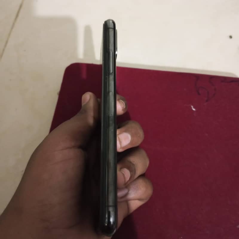 Apple iPhone X 4