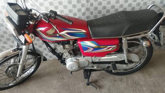 bike sall ho gi h tanki tapay pass h untuch h vip
