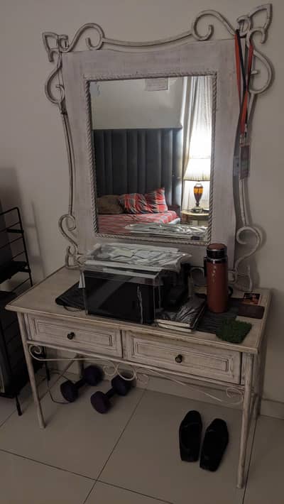 Dressing table in good condition new expensive chowk paint