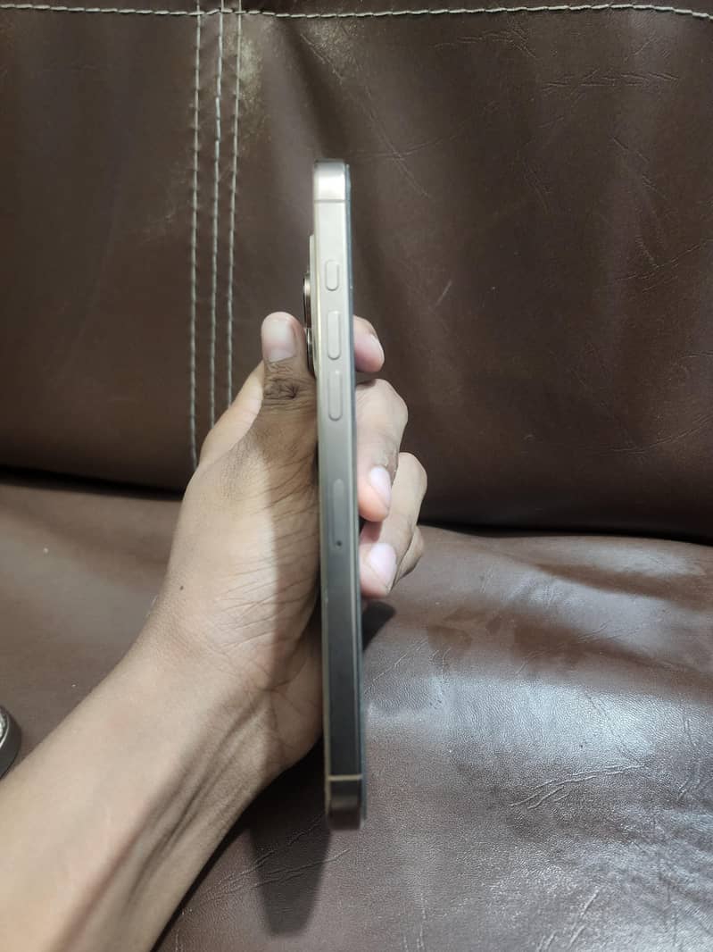 Apple iPhone 16 Pro Max 2
