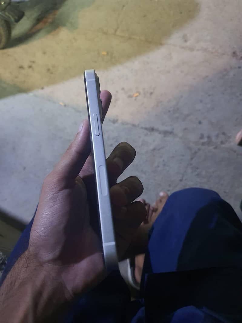 Apple iPhone 13 2