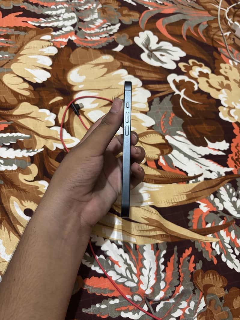 Apple iPhone 14 3