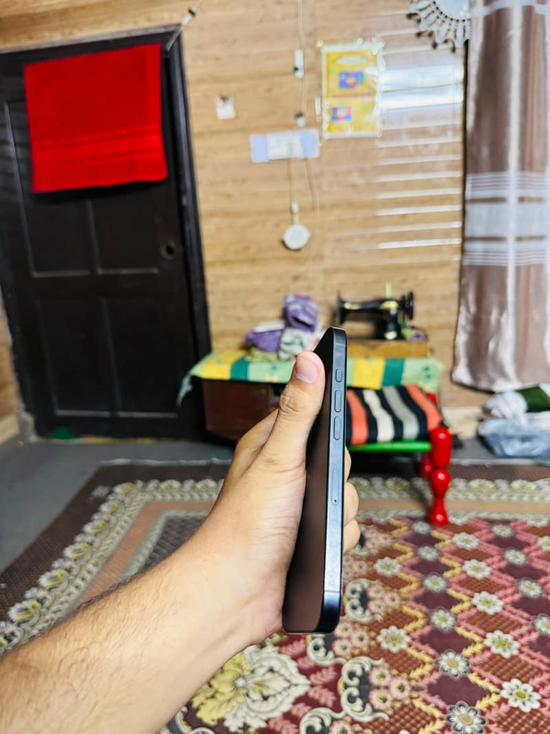 Apple iPhone 16 Pro 3