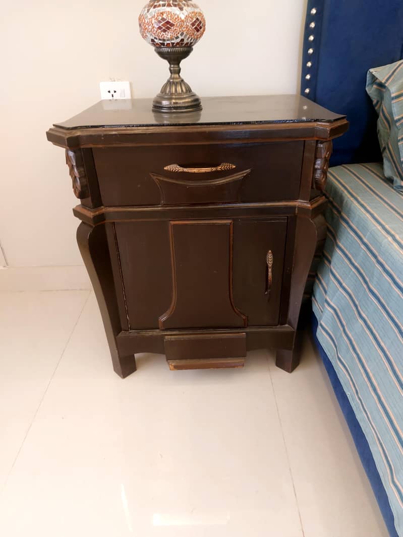 1 bed set with 2 side table 5