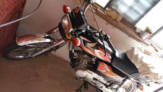 بائیک بالکل نیو کھڑی ہے سب کچھ جانین ہے