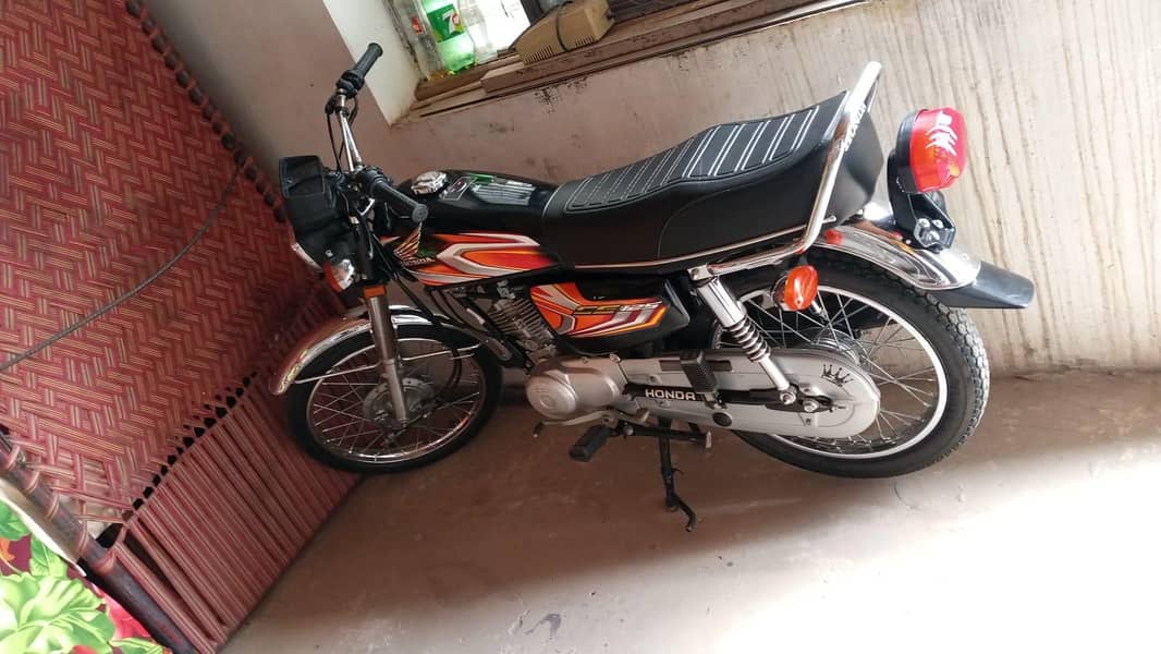 بائیک بالکل نیو کھڑی ہے سب کچھ جانین ہے 1