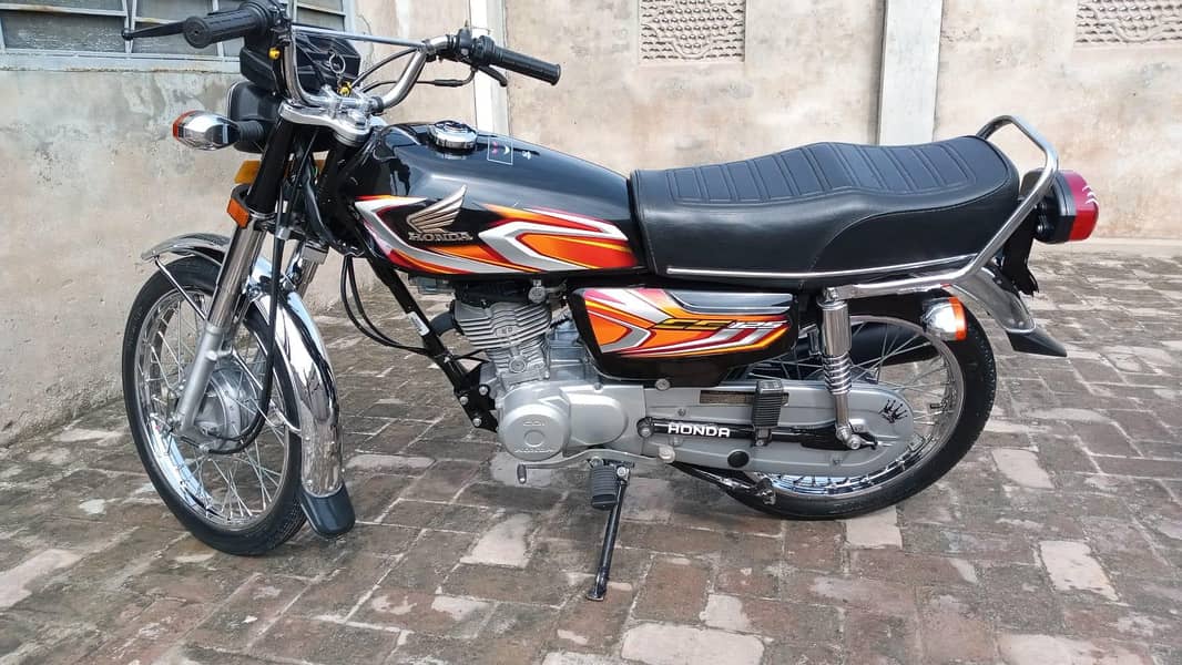 بائیک بالکل نیو کھڑی ہے سب کچھ جانین ہے 2