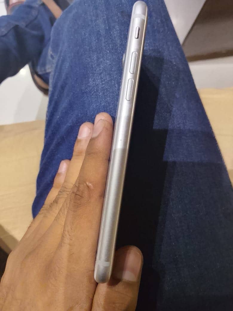 Apple iPhone 8 3
