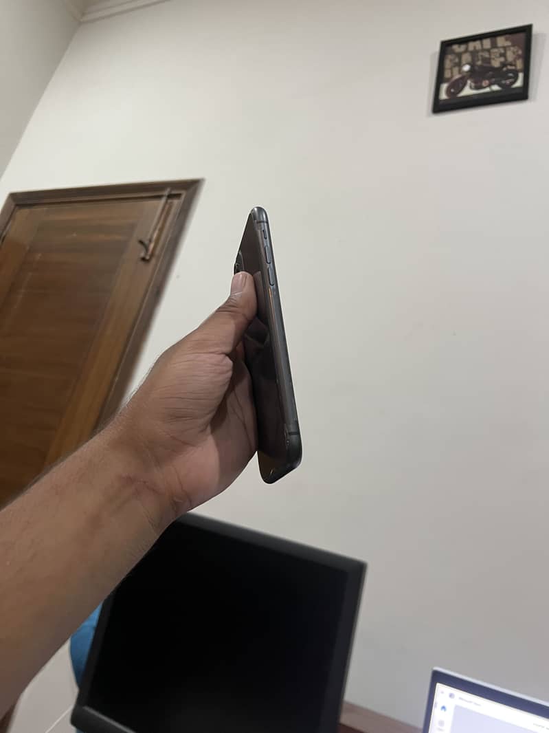 Apple iPhone 11 4