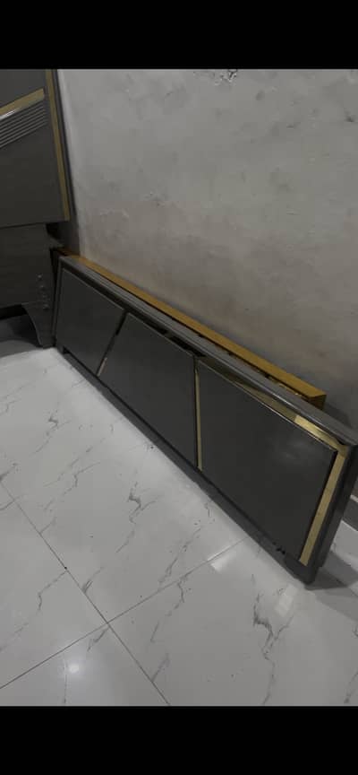 Brand new bed of solid wood. . condition is 10/10