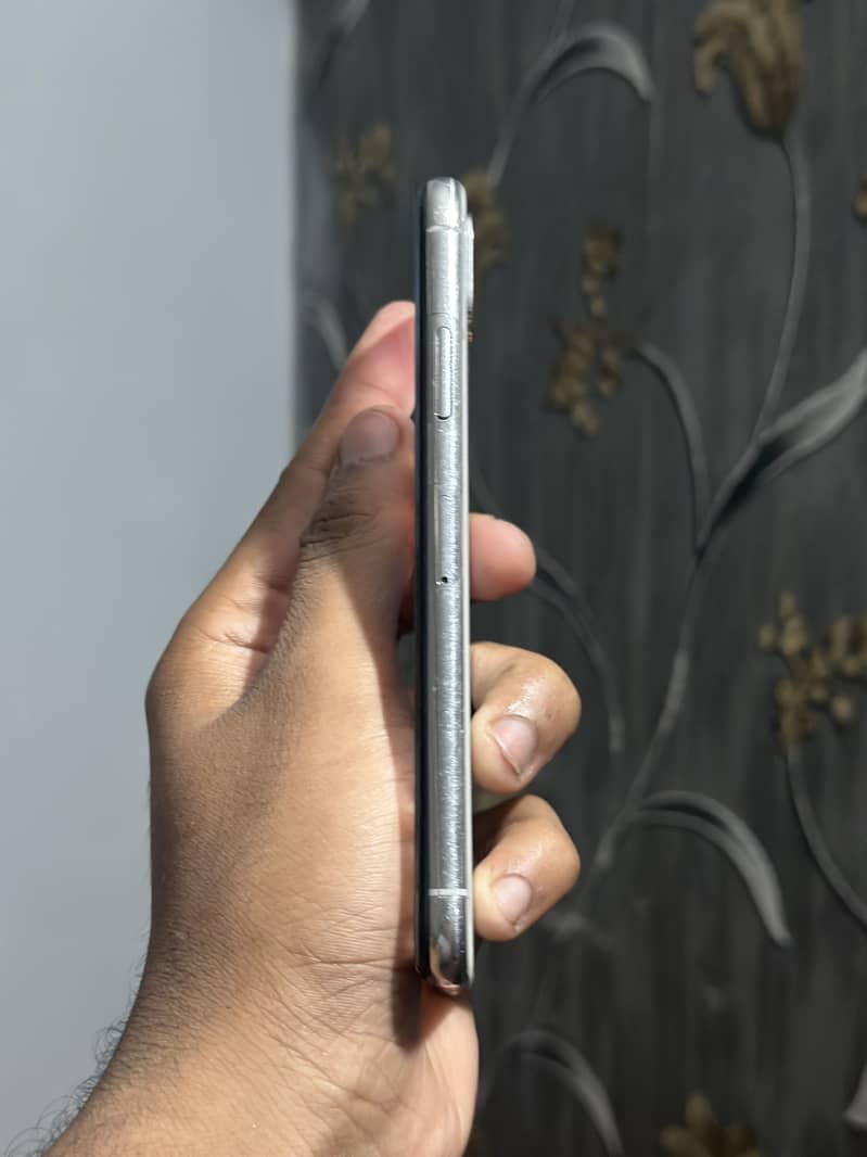 Apple iPhone X 4