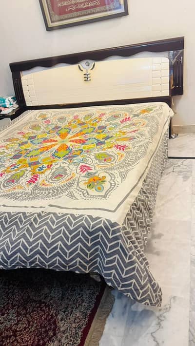 King Size Double Bed - 2 Side Tables Ke Sath (Good Condition)