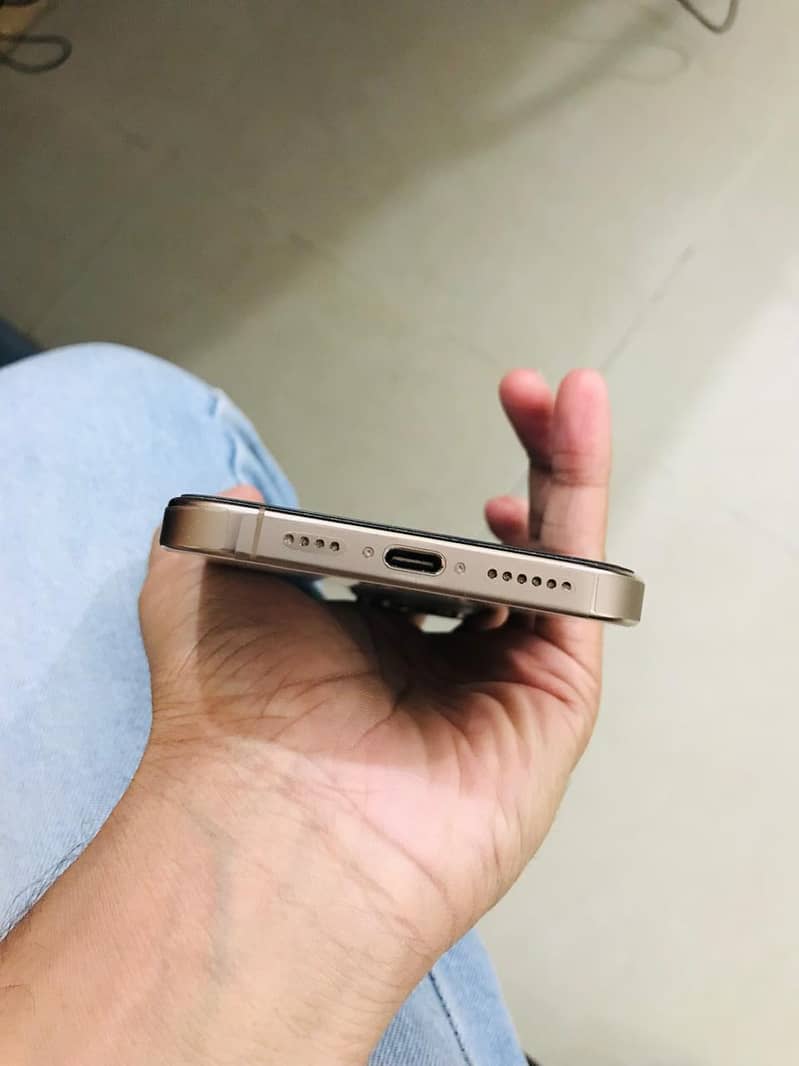 Apple iPhone 16 Pro Max 6