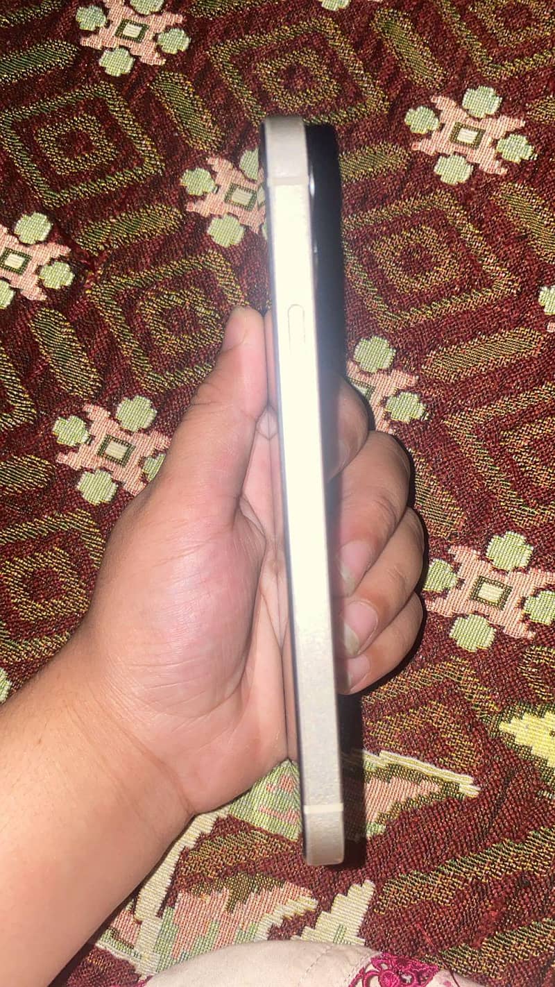 Apple iPhone 12 4