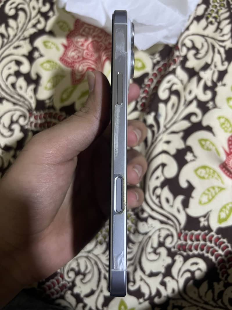Apple iPhone 16 Pro Max 2