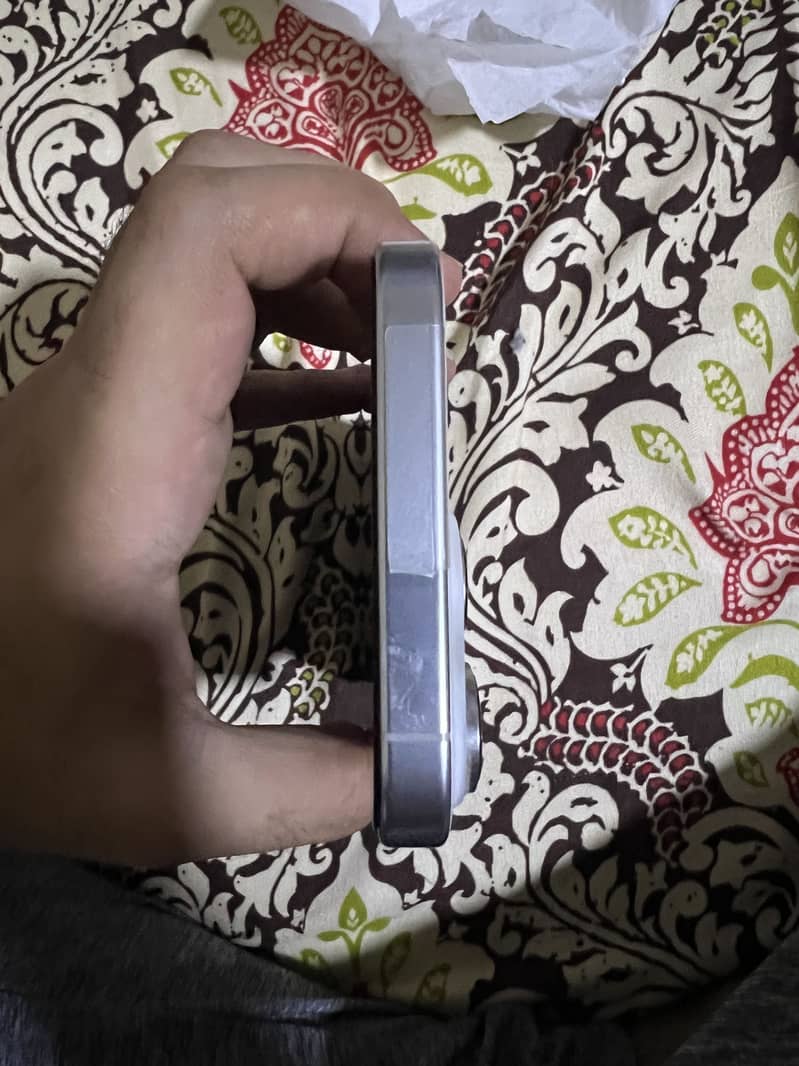 Apple iPhone 16 Pro Max 4