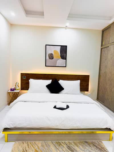 Per day short time & weekly basic apertment available in gulberg green & behria