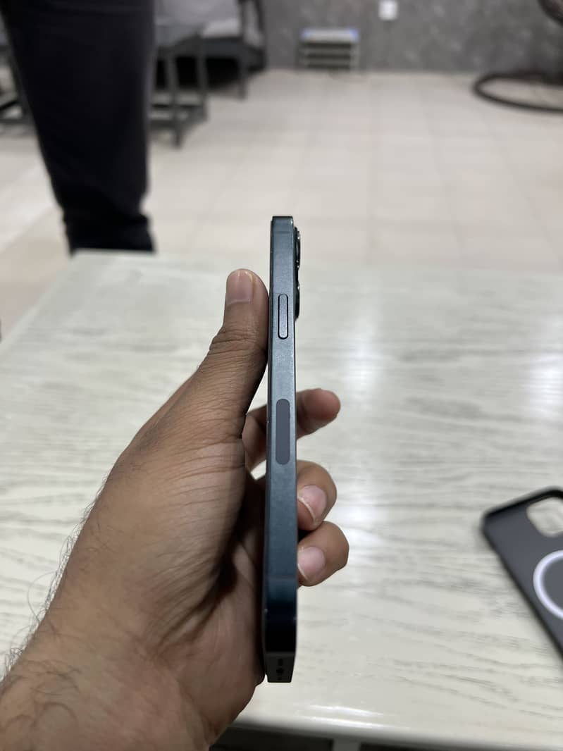 Apple iPhone 13 JV 1