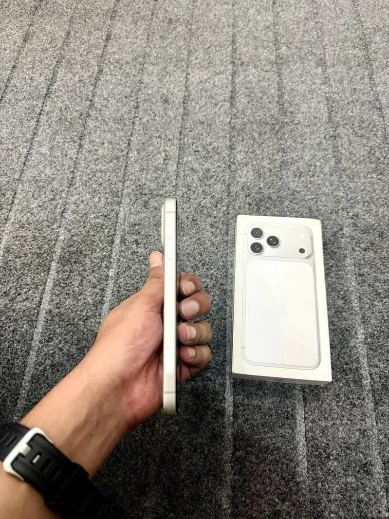Apple iPhone 17 Pro Max 4