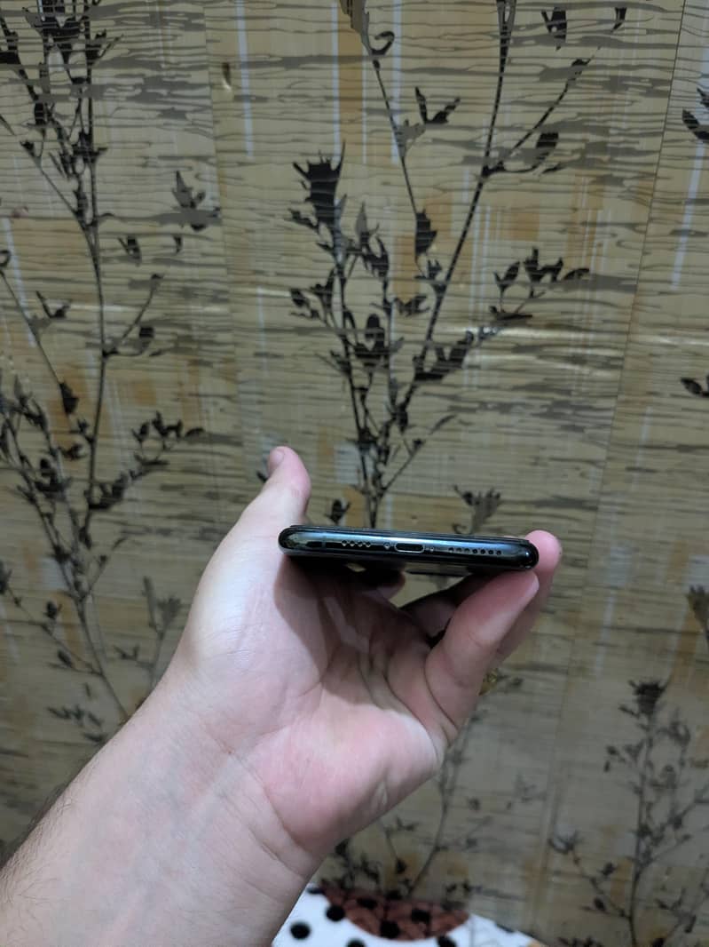 Apple iPhone 11 Pro Max 4