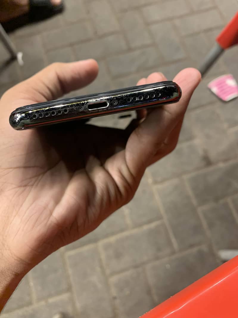 Apple iPhone X 4