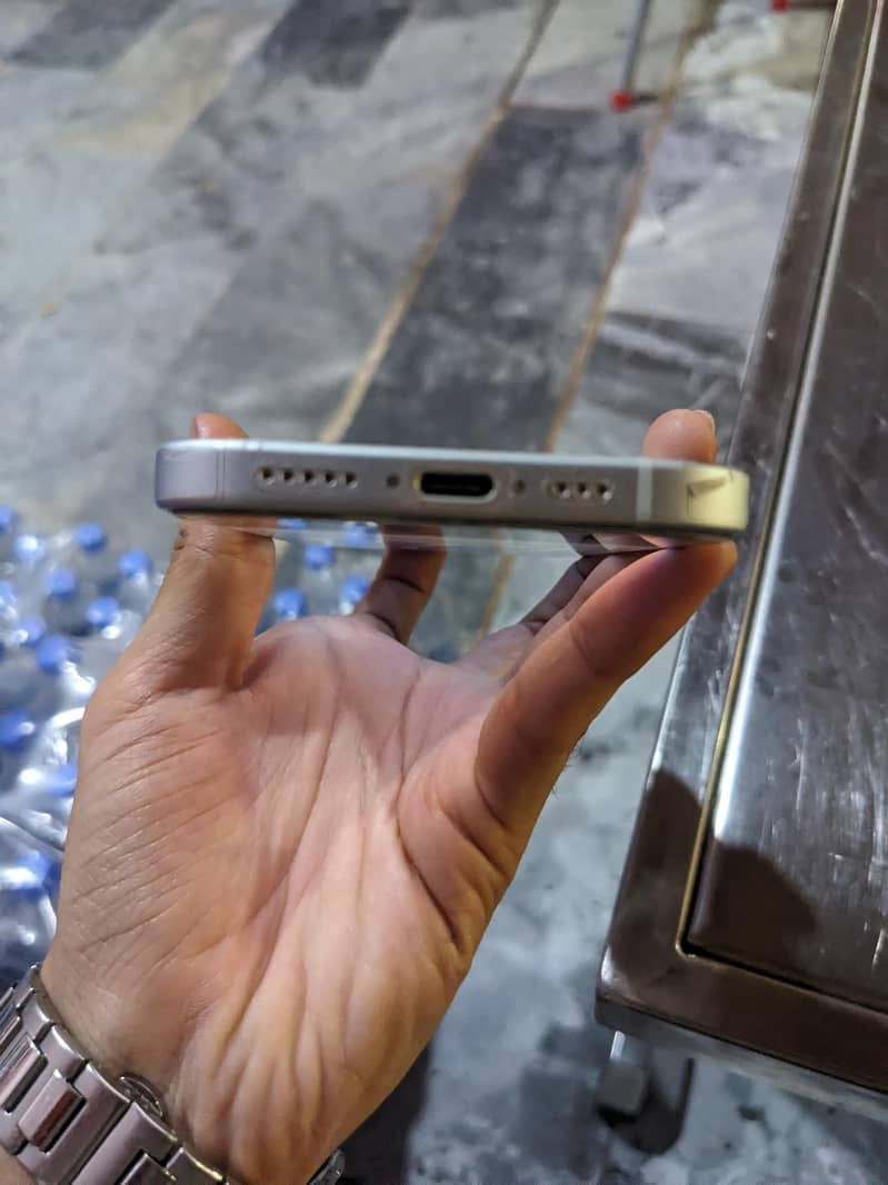 Apple iPhone 15 4
