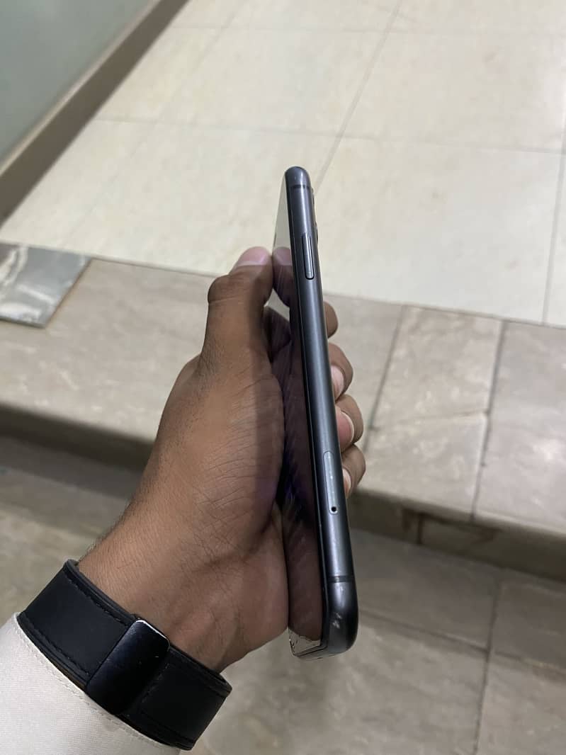 iPhone 11 4