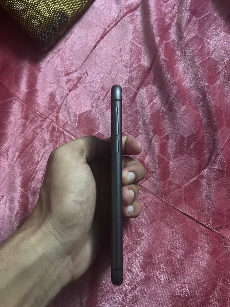 Apple iPhone 11 4