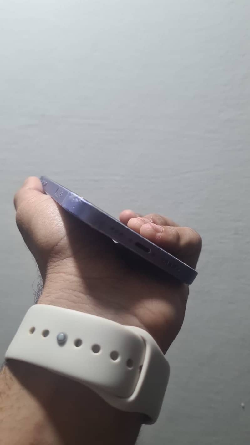 Apple iPhone 12 4