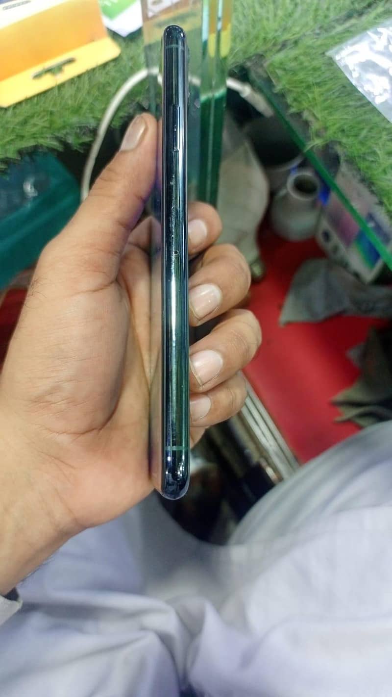 Apple iPhone 11 Pro Max 2
