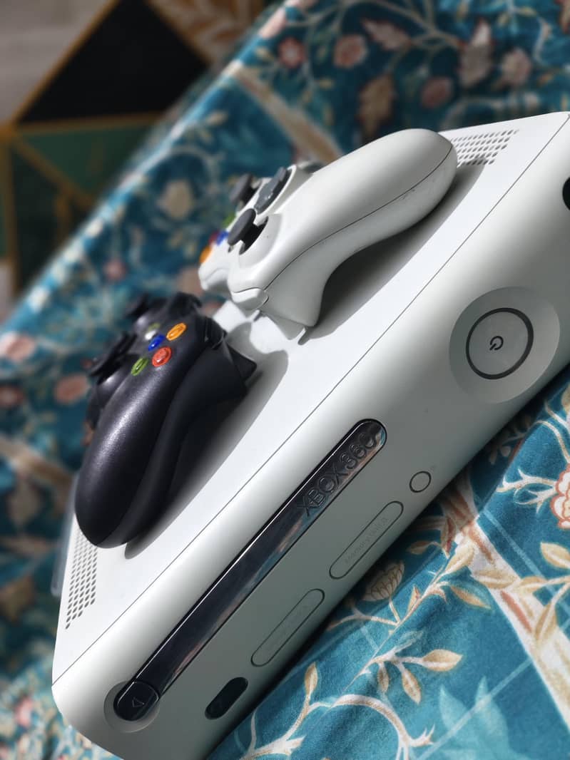 Xbox 360 Console | 2 Wireless Controllers | Complete Cables 3