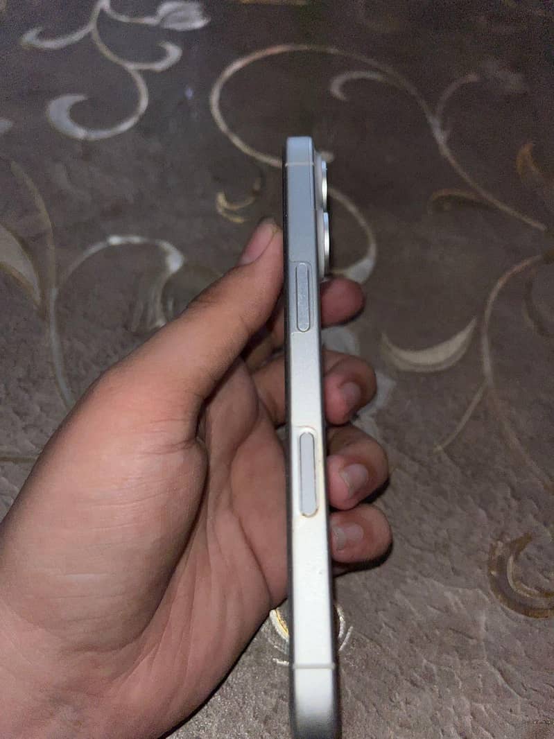 Apple iPhone 16 2