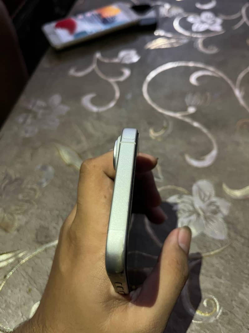 Apple iPhone 16 3
