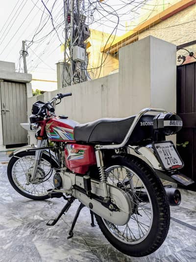 Honda 125 Red color