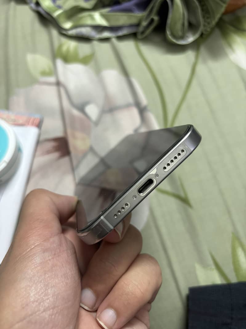 Apple iPhone 16 Pro Max 4