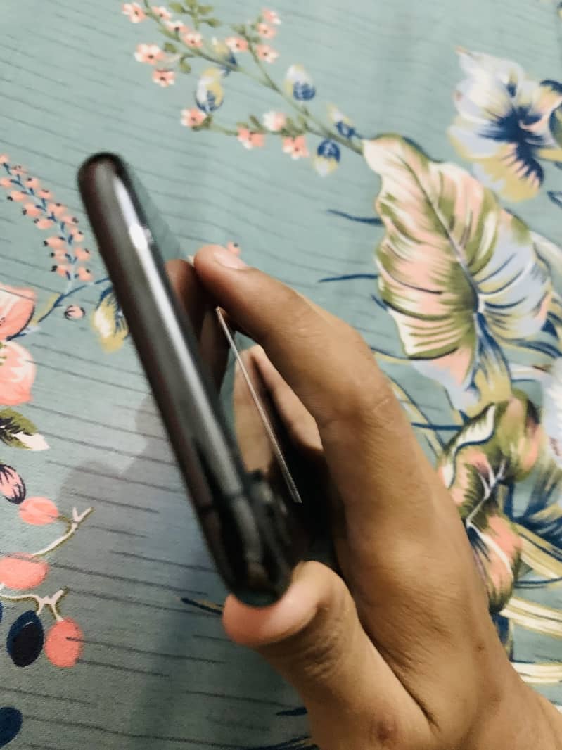 Apple iPhone XS 5