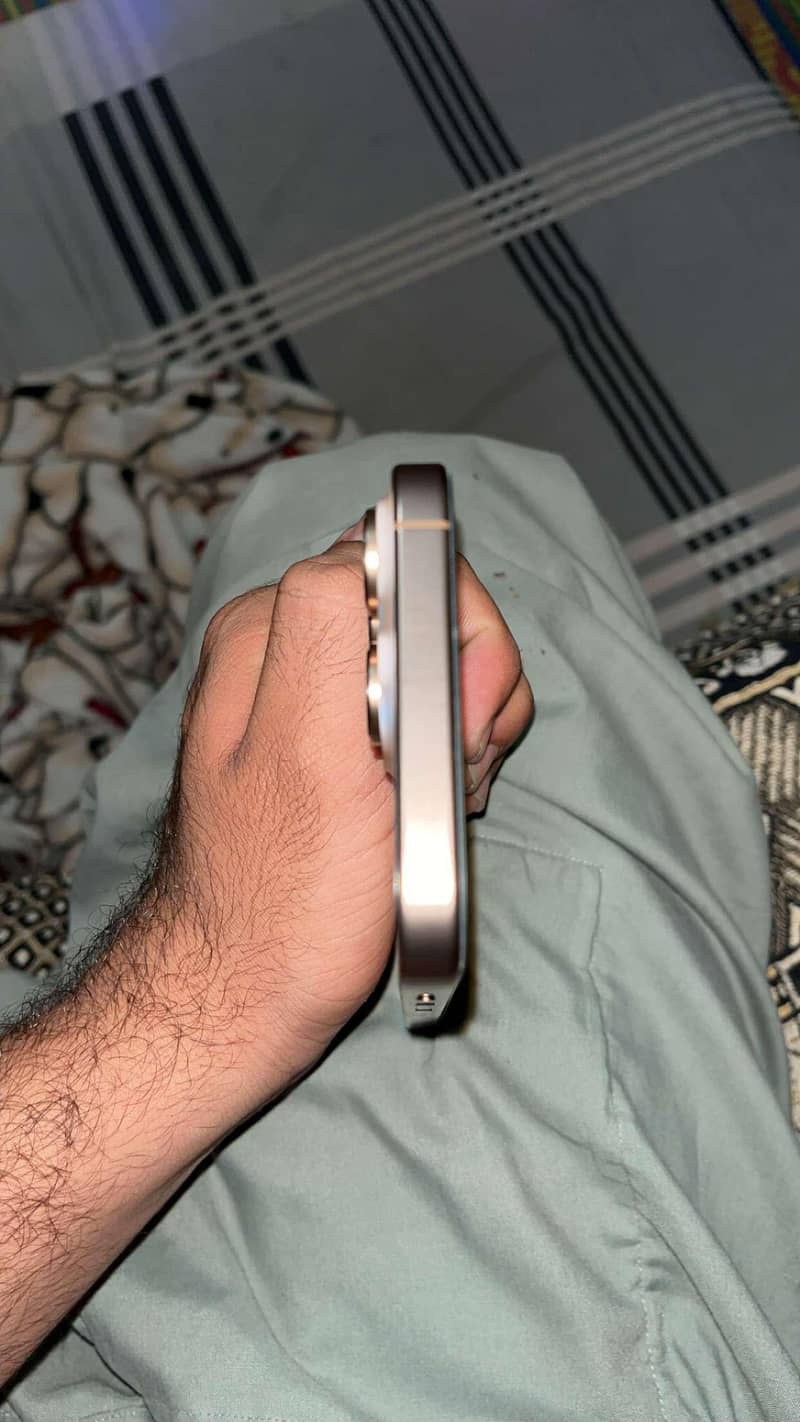 Apple iPhone 16 Pro Max 1