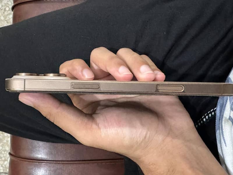 Apple iPhone 16 Pro Max 2