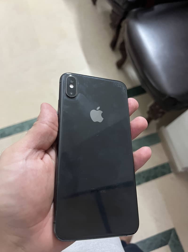 Apple iPhone XS Max 1