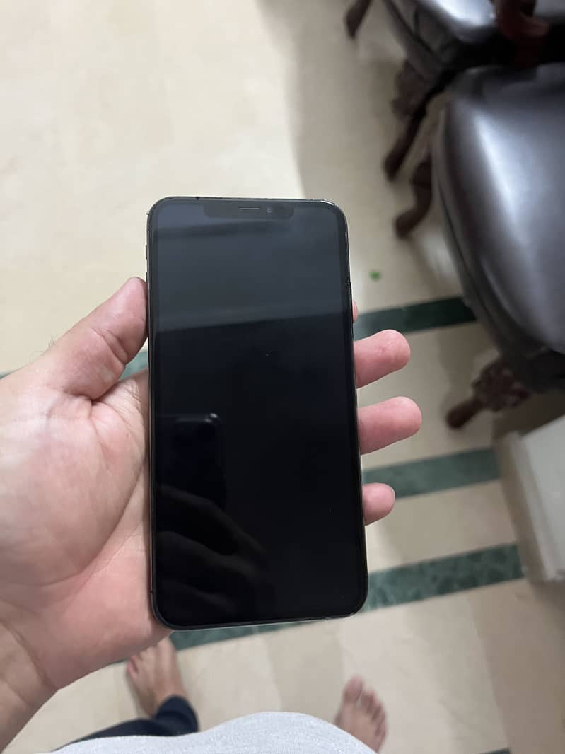 Apple iPhone XS Max 3