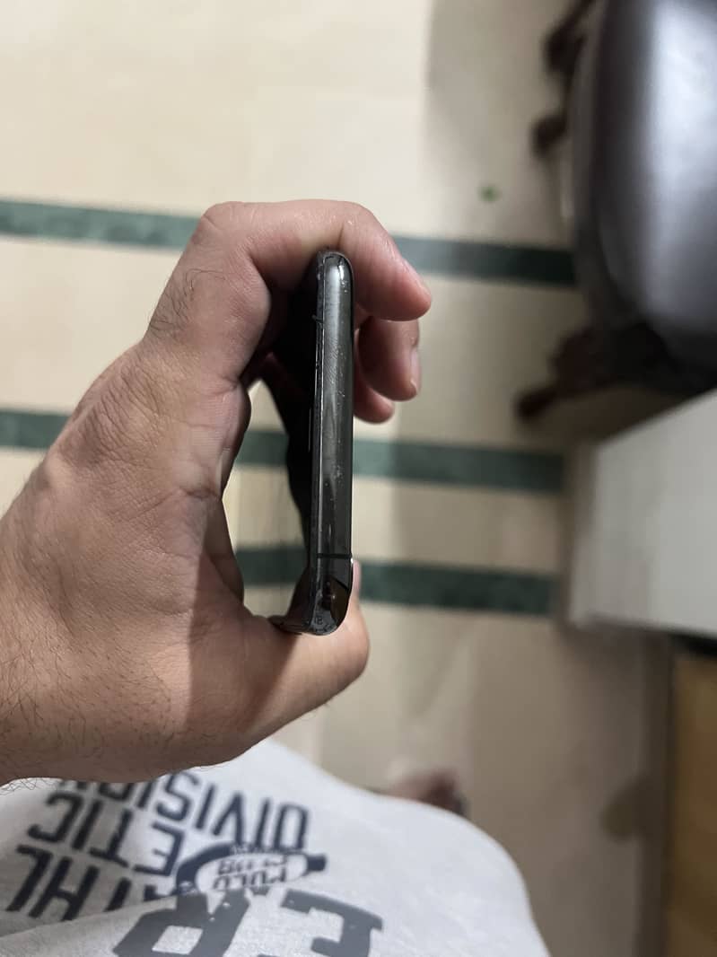 Apple iPhone XS Max 4