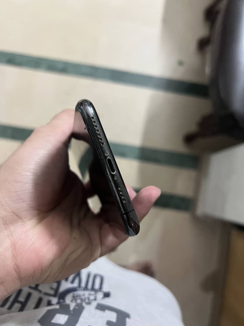Apple iPhone XS Max 5