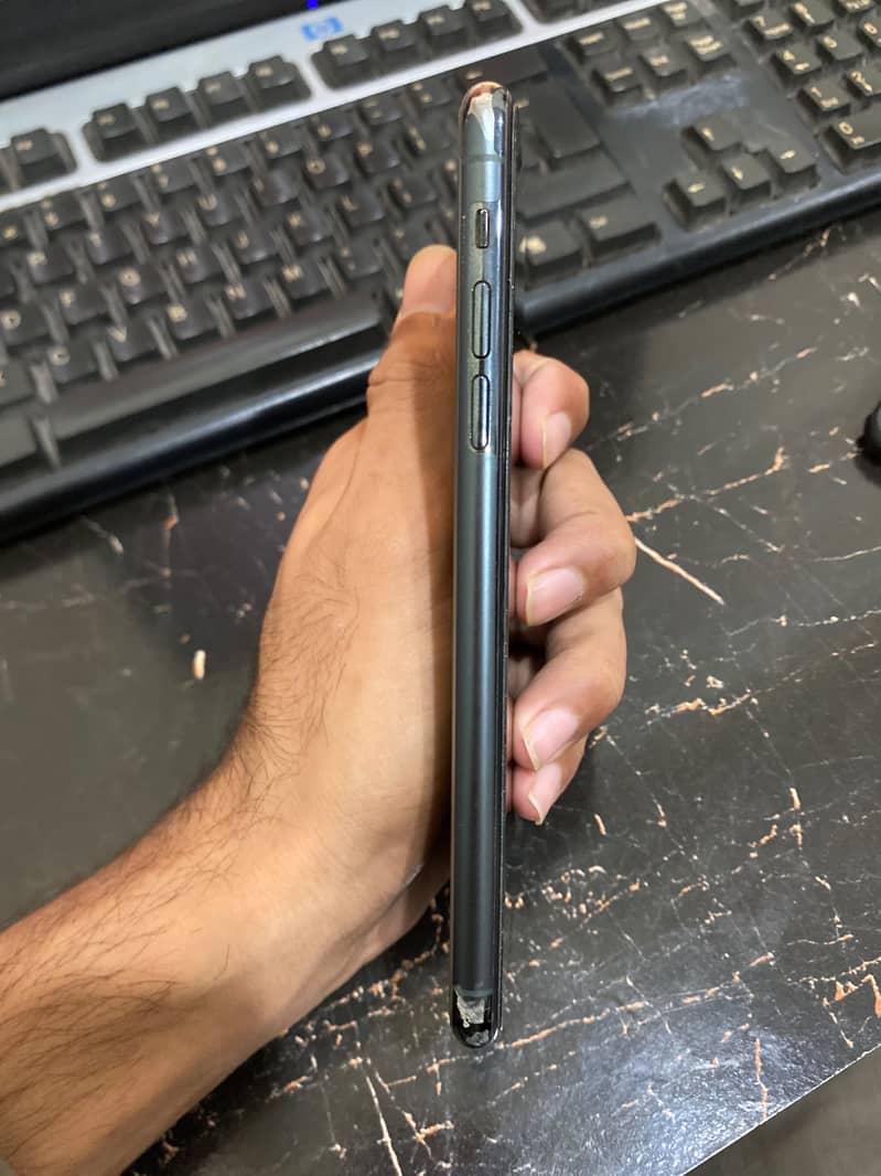 Apple iPhone 11 Pro Max 4