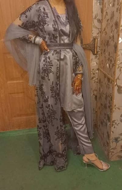 3 piece silk or net ka work kia hua hai