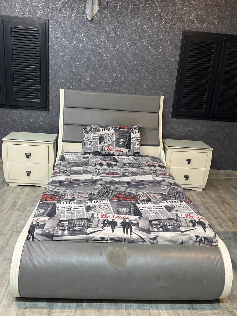 Bed set with side tables 0
