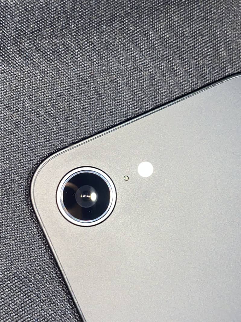 Apple iPhone 16e 1