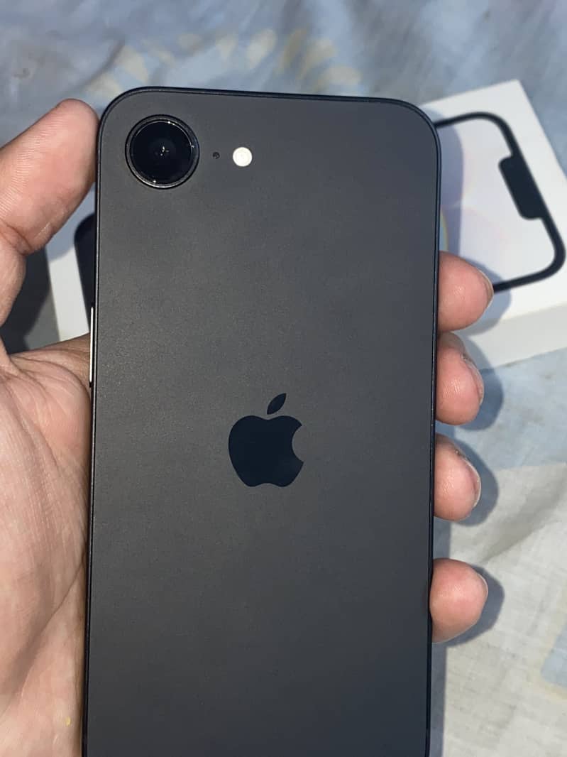 Apple iPhone 16e 2